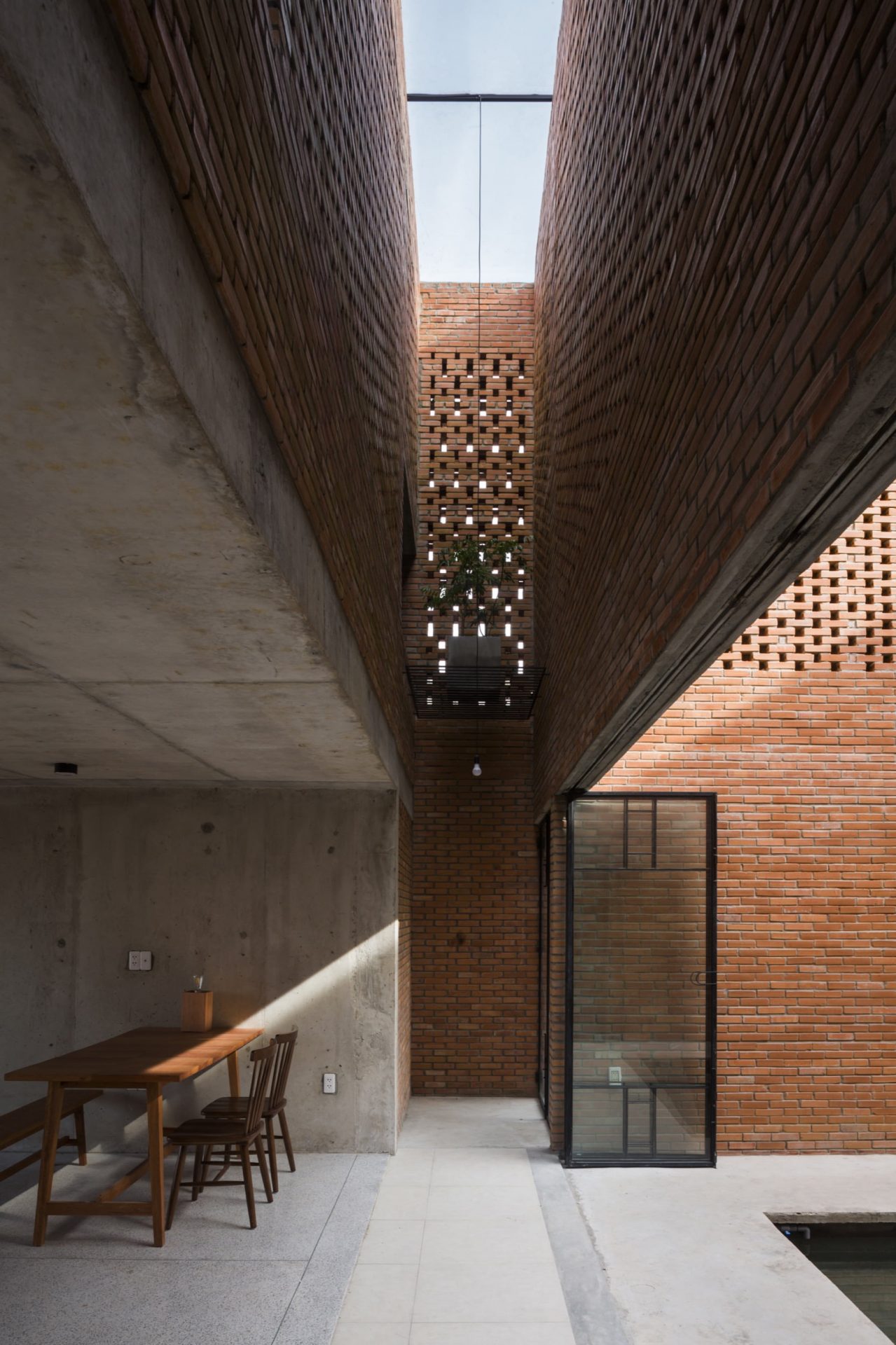 Kiến trúc truyền thống trong nhà đẹp mái dốc ở Đức Hòa, Long An - Nhà Đẹp Số (30)