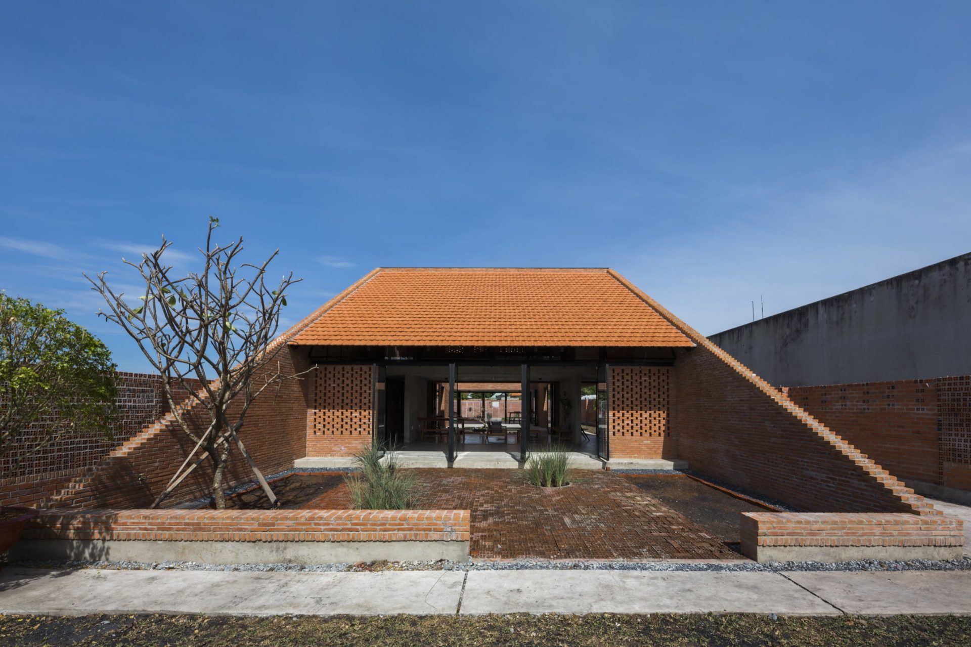 Kiến trúc truyền thống trong nhà đẹp mái dốc ở Đức Hòa, Long An - Nhà Đẹp Số (4)