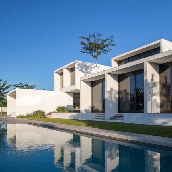 Độc đáo dinh thự trắng gần 1.000 m2 giữa thủ đô