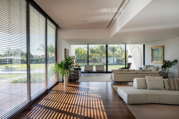 Độc đáo dinh thự trắng gần 1.000 m2 giữa thủ đô