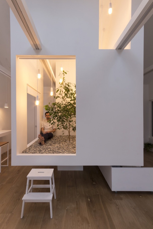 Ấn tượng với ngôi nhà chỉ 48m² nhưng có khoảng xanh cực bắt mắt với phòng khách treo lơ lửng - Ảnh 7. Ấn tượng với ngôi nhà chỉ 48m² nhưng có khoảng xanh cực bắt mắt với phòng khách treo lơ lửng - Ảnh 7.