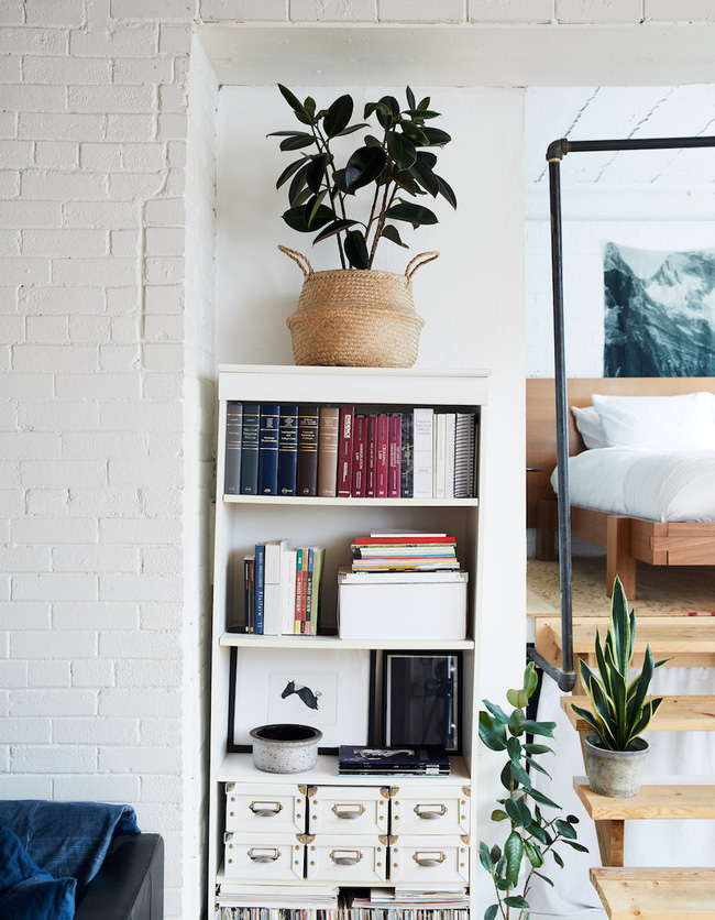 Căn hộ nhỏ bình yên, ấm cúng của cặp vợ chồng yêu thích đọc sách - Ảnh 10.