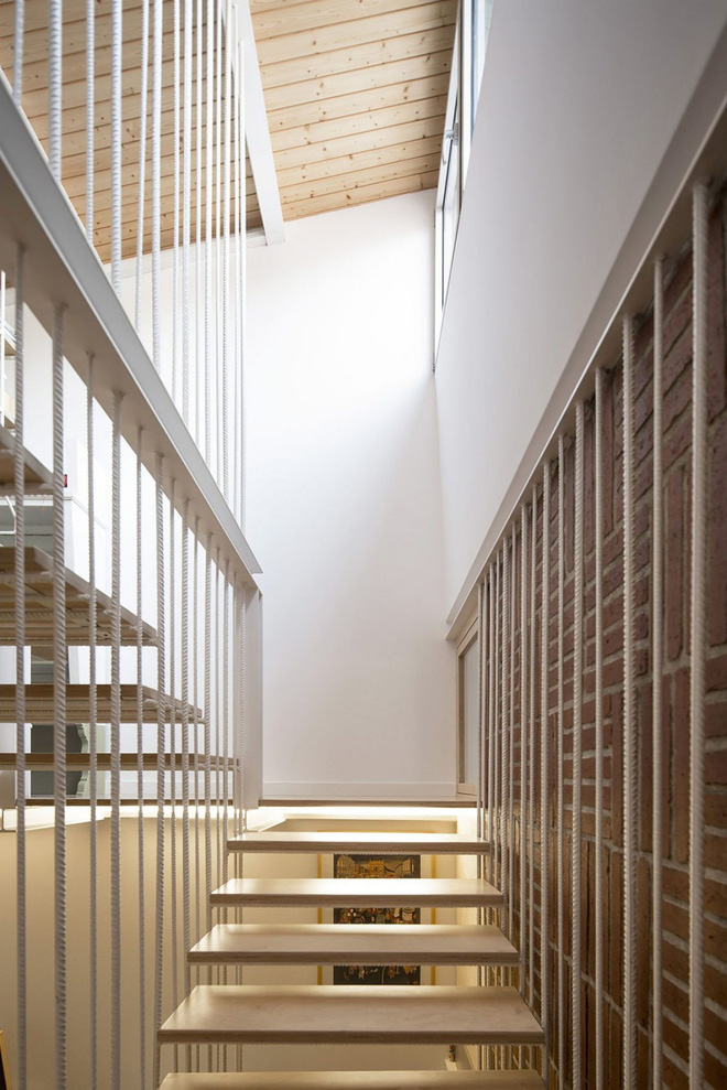 Xưởng thợ rèn cũ biến thành ngôi nhà phố hiện đại ngập tràn ánh sáng vạn người ước ao - Ảnh 7. Xưởng thợ rèn cũ biến thành ngôi nhà phố hiện đại ngập tràn ánh sáng vạn người ước ao - Ảnh 7.