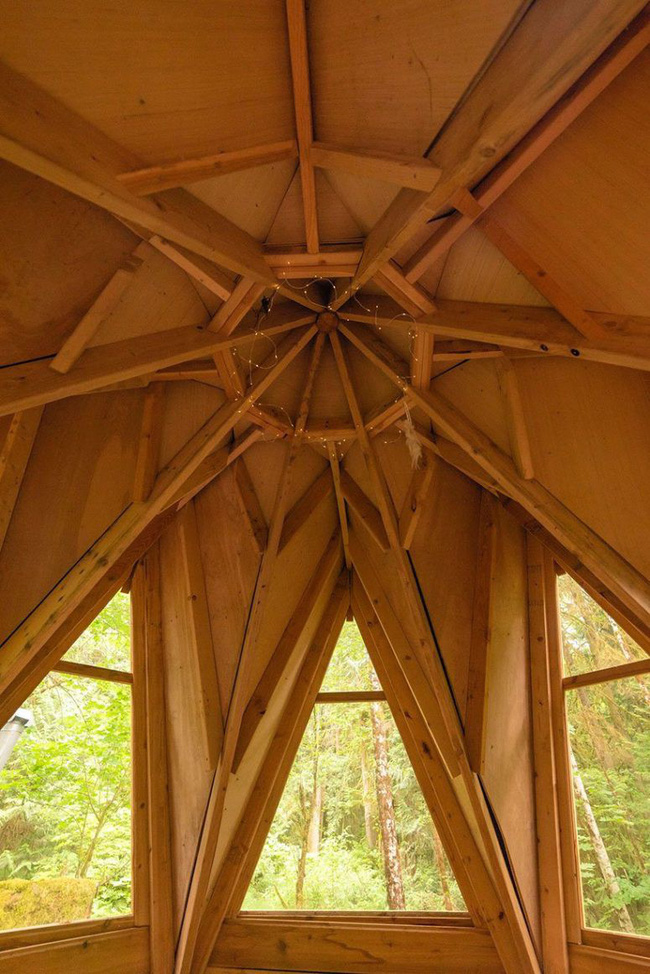 Ngôi nhà nhỏ xíu kiểu cabin xinh đẹp như trong truyện cổ tích nhờ thiết kế mái che đáng yêu - Ảnh 5.