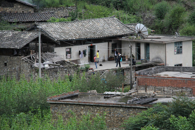 Sốc với sự biến hóa tài tình, từ ngôi nhà dột nát ẩn sâu trong núi biến thành nhà ở vô cùng độc đáo - Ảnh 2.