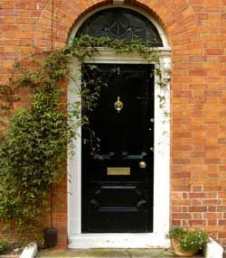 Những màu sơn cửa triệt đường vào nhà của tài lộc