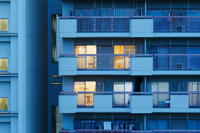 Nhà tập thể được cải tạo thông tầng đẹp tối giản với gam màu trắng tinh khôi - Ảnh 1. Nhà tập thể được cải tạo thông tầng đẹp tối giản với gam màu trắng tinh khôi - Ảnh 1.