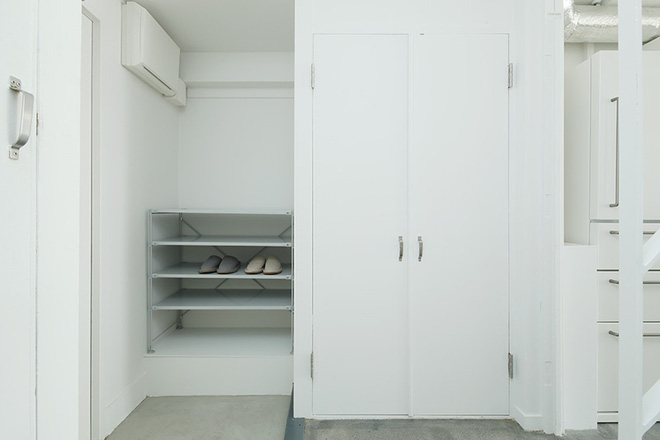 Nhà tập thể được cải tạo thông tầng đẹp tối giản với gam màu trắng tinh khôi - Ảnh 2. Nhà tập thể được cải tạo thông tầng đẹp tối giản với gam màu trắng tinh khôi - Ảnh 2.