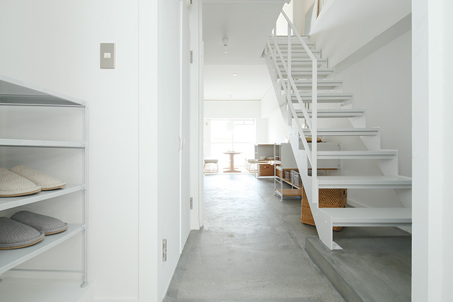 Nhà tập thể được cải tạo thông tầng đẹp tối giản với gam màu trắng tinh khôi - Ảnh 3. Nhà tập thể được cải tạo thông tầng đẹp tối giản với gam màu trắng tinh khôi - Ảnh 3.