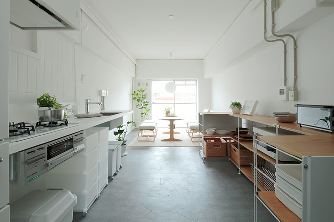 Nhà tập thể được cải tạo thông tầng đẹp tối giản với gam màu trắng tinh khôi - Ảnh 4. Nhà tập thể được cải tạo thông tầng đẹp tối giản với gam màu trắng tinh khôi - Ảnh 4.