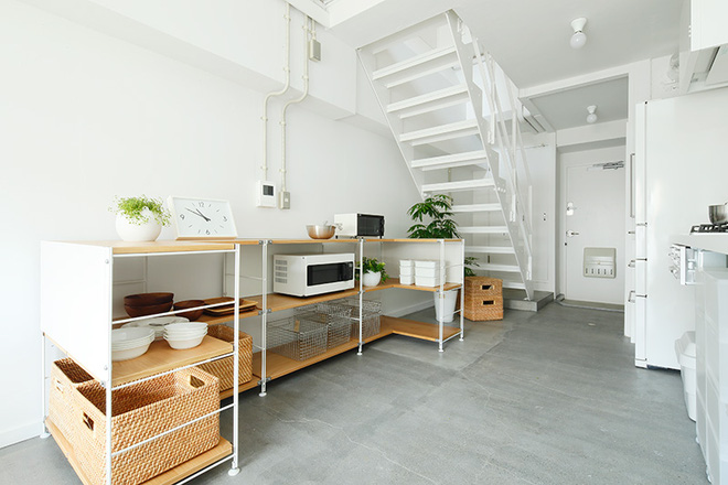 Nhà tập thể được cải tạo thông tầng đẹp tối giản với gam màu trắng tinh khôi - Ảnh 5. Nhà tập thể được cải tạo thông tầng đẹp tối giản với gam màu trắng tinh khôi - Ảnh 5.