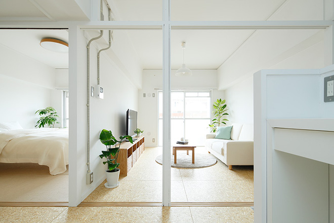 Nhà tập thể được cải tạo thông tầng đẹp tối giản với gam màu trắng tinh khôi - Ảnh 9. Nhà tập thể được cải tạo thông tầng đẹp tối giản với gam màu trắng tinh khôi - Ảnh 9.