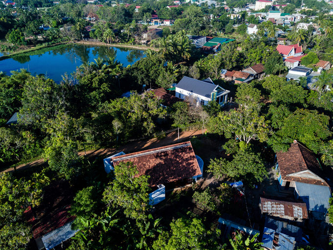 Nhà nằm trong khu làng nhỏ phía tây bắc tỉnh Đắk Lắk, giáp ranh với lãnh thổ Campuchia. Kiến trúc ở đây có sự pha trộn của nhiều vùng miền khác nhau do phần lớn người dân di cư vào đây làm kinh tế mới.