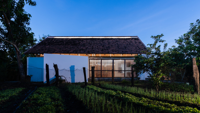 Phía sau nhà có một vườn rau rộng.