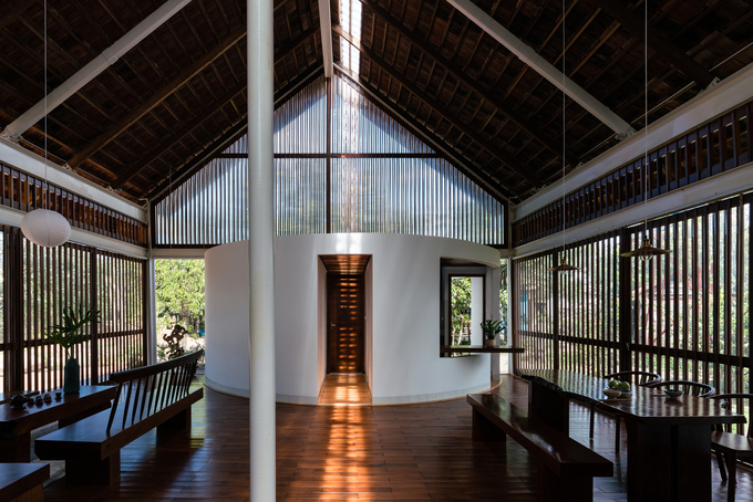  Nhằm đảm bảo kỹ thuật và rút ngắn thời gian thi công, kiến trúc sư đã sử dụng hệ thống khung kết cấu thép, thay vì khung tre hoặc gỗ như thông thường, để hỗ trợ cho mái nhà.