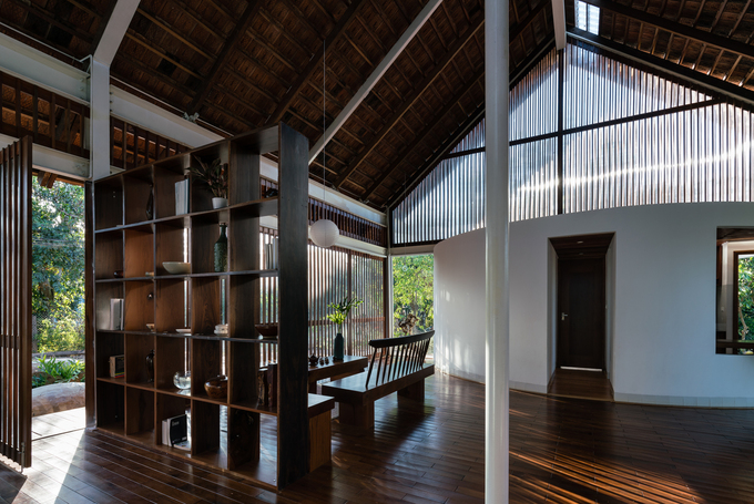  Hai bên đầu hồi là hai khối phòng chức năng riêng. Một bên là bếp và khu vực vệ sinh.