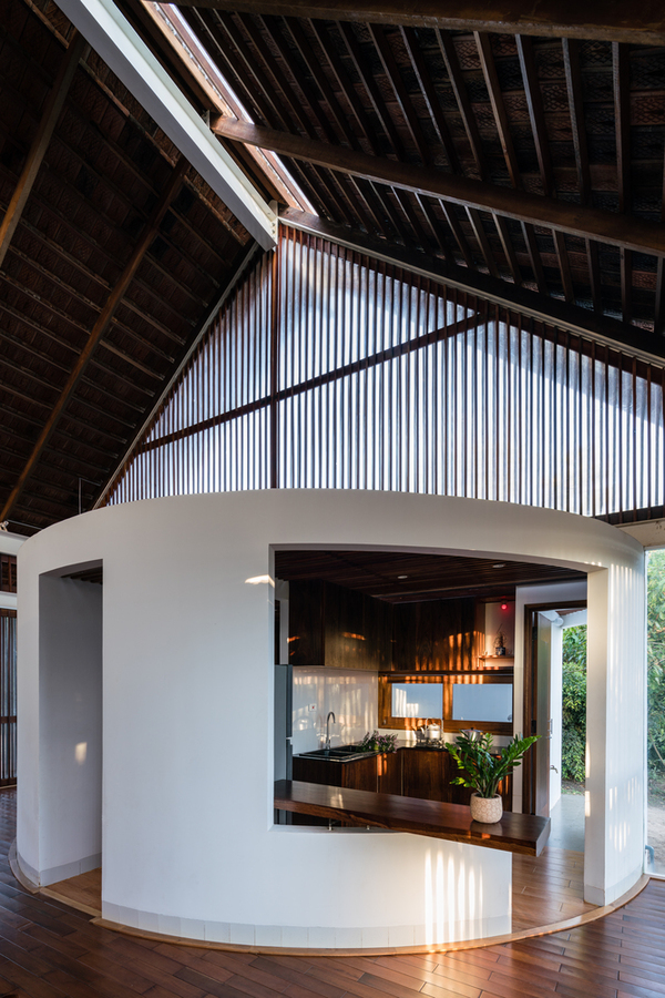 Khu vực này có kết cấu dạng hình tròn với 1/3 hình tròn nằm ngoài mái ngói.