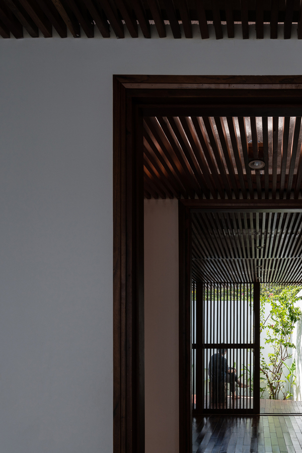  Bên kia đầu hồi của hệ mái là hai phòng ngủ. Phòng ngủ riêng tư nhưng vẫn hòa hợp với không gian bên ngoài.