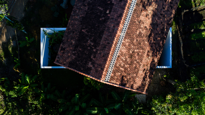  Hai phòng ngủ đặt cắt chéo kiến trúc chính, hai đầu của hai phòng chệch hẳn ra khỏi mái ngói. Phần mái thiếu này chính là cửa sổ trời thay cho cửa sổ thông thường của căn phòng.