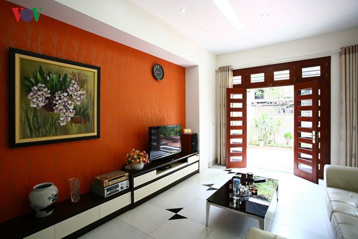 Những mảng tường bản thân chúng đã là điểm nhấn như tường sau kệ tivi, tường đầu giường ngủ càng ấn tượng hơn nếu sử dụng màu nóng.