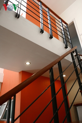  Làm cho nổi một khối kiến trúc lên cũng là một cách.