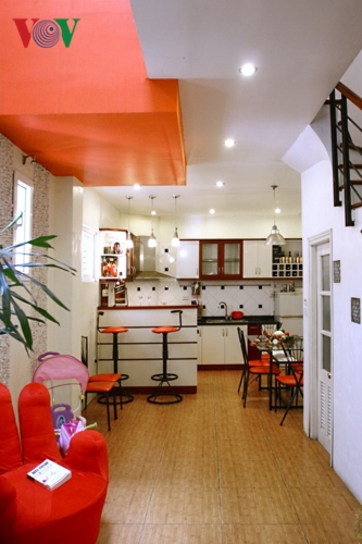 Nhấn nóng cũng có thể có chính - phụ. Mảng nhấn lớn ở trên, và các điểm nhấn nhỏ phụ họa linh hoạt ở dưới bằng đồ đạc, ghế, thảm…