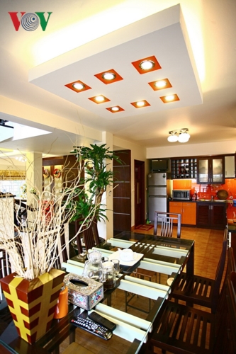 Nhấn từ tường, và nhắc lại trên trần bằng những điểm nhỏ. Những vị trí được nhấn nên là những vị trí dễ thấy, không bị khuất, đủ ánh sáng để màu lên đẹp.