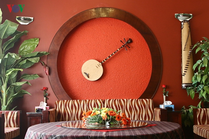 Hiện đại và cổ điển với mảng nhấn sau lưng bộ sofa. Việc nhấn nóng muốn hiệu quả thì cần chọn vị trí đắc địa, không nên làm quá tràn lan.