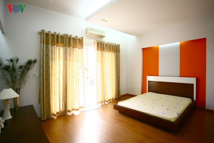   Nhấn ở đầu giường ngủ bằng giấy dán tường. Màu mạnh nhưng được cân bằng bởi các màu trắng và nâu sẫm xung quanh. Trong không gian nhà ở cũng cần tiết chế không nên nhấn quá nhiều vì có thể sẽ gây tâm lý bức bối khó chịu.