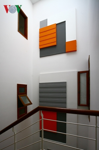 Cho giếng trời thêm sinh động. Ở những nơi có ánh sáng mạnh, ánh sáng chiếu trực tiếp thì không nên sử dụng bề mặt bóng, phản quang, dễ gây chói loá, khó chịu