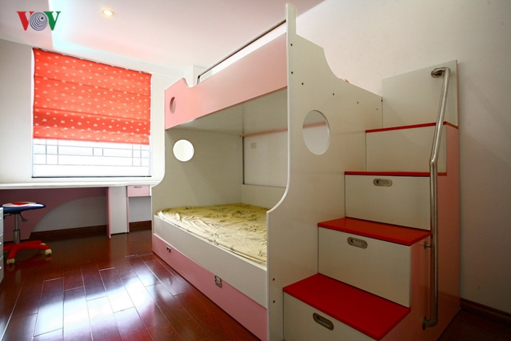  Nhấn bằng mảng rèm cửa cho phòng trẻ em.