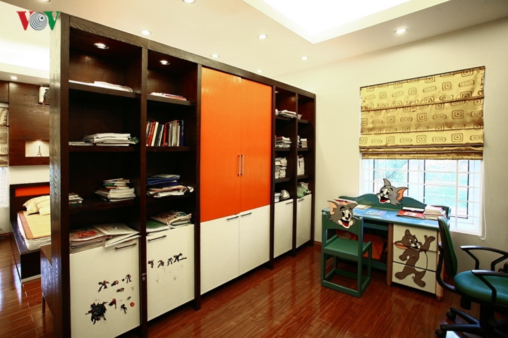 Nhấn trên cánh tủ bằng chất liệu sơn trên gỗ. Tốt nhất là điểm nhấn nóng đặt trên nền màu sáng, kết hợp với một số màu trung tính, sắc tố nhẹ/yếu như các màu trắng, đen, xám, nâu. Cần tránh tối đa việc sử dụng quá nhiều màu, với các màu cũng mạnh ở tông màu khác.