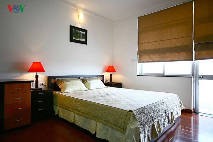 Mảng nhấn “nóng” bằng đèn có chụp đỏ. Rất đơn giản, linh hoạt và vẫn hiệu quả.