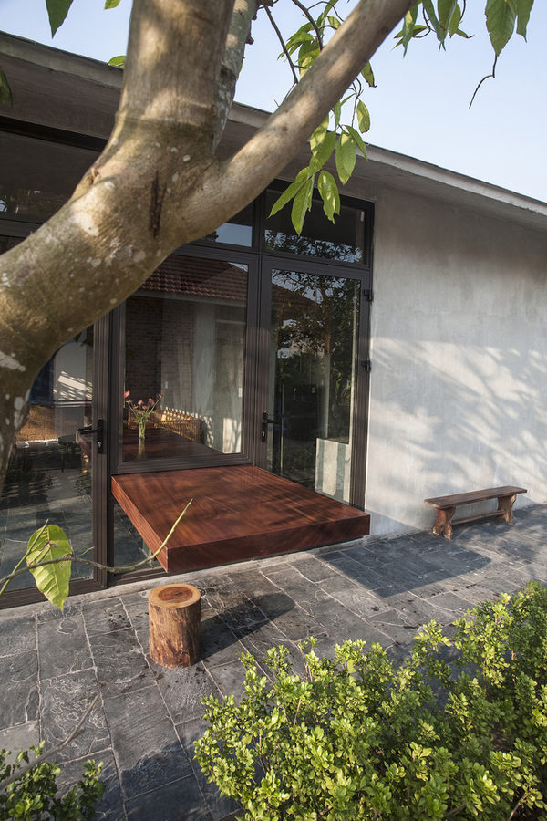 Ngôi nhà sử dụng nhiều vật liệu đặc biệt, được đặt làm riêng nên chi phí cao hơn những ngôi nhà thông thường. Không tiết lộ con số chênh lệch cụ thể nhưng gia chủ cho rằng nó hoàn toàn xứng đáng với tính bền vững và tiết kiệm năng lượng của công trình.