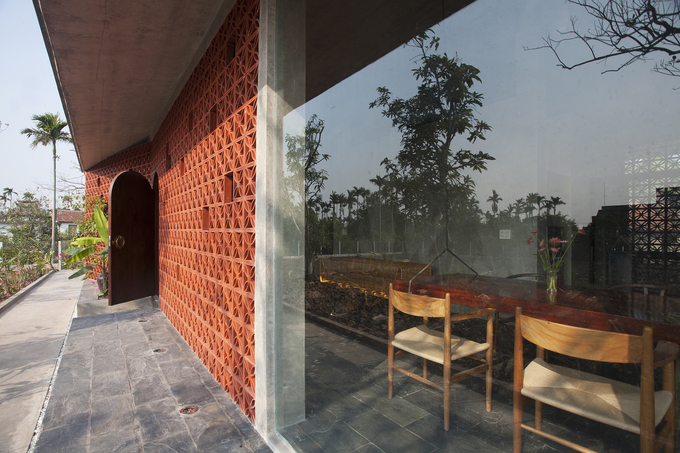 Trong những tháng ấm hơn, cửa kính được kéo lên, nối không gian trong nhà với mái hiên bên ngoài. Hay khi gia đình cần một không gian rộng hơn để cả nhà quây quần ăn tối bên chiếc bàn treo ngoài hiên, cửa kính cũng được mở ra.