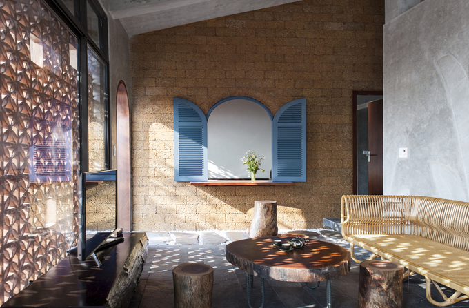  Ngôi nhà là sự pha trộn giữ kiến trúc truyền thống nông thôn Bắc bộ với những vật liệu đặc biệt, đã được các trang web kiến trúc hàng đầu thế giới như Archdaily và Architizer (Mỹ), DesignBoom (Italy), giới thiệu đầu năm nay. Nó cũng có tên trong danh sách tham dự giải thưởng Kiến trúc quốc gia 2018 (kết quả chưa được công bố).