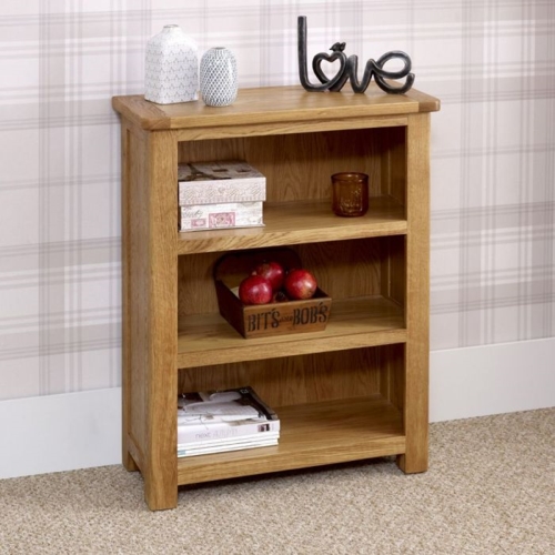 Chiếc tủ sách làm bằng gỗ tự nhiên chắc chắn, có độ bền cao.