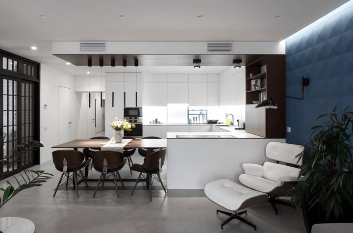 Vì bức tường dài mà không có cửa sổ nên chủ nhà chọn phương án sử dụng cửa ngăn cách bằng kính, mượn ánh sáng từ khu vực bên ngoài.