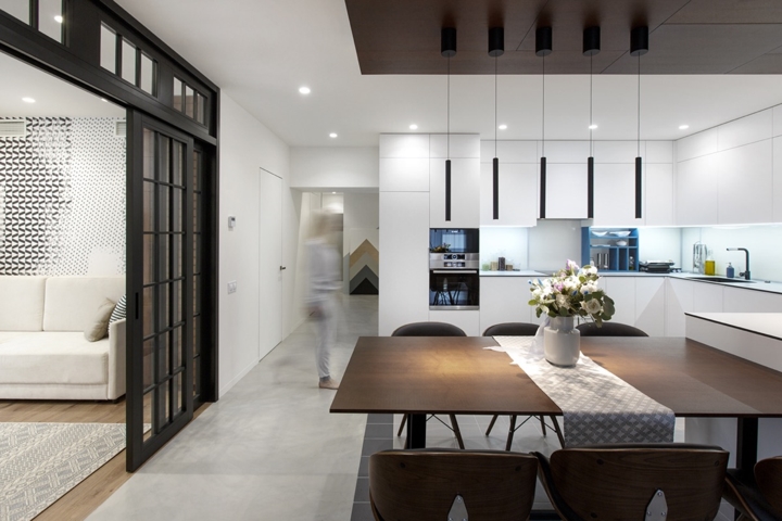 Trần và tường nhà màu trắng kết hợp với đèn giúp không gian không bao giờ bị tối.