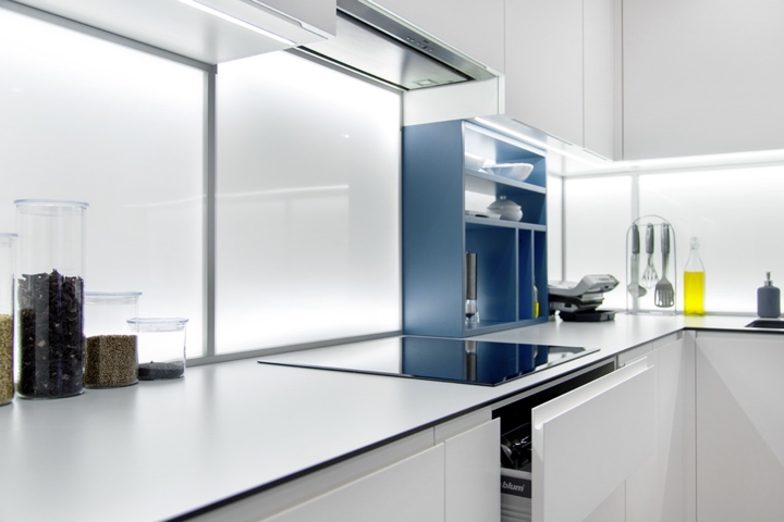  Một loạt các loại đèn Led lắp dọc theo tủ bếp cung cấp đầy đủ ánh sáng cho chị em nội trợ.