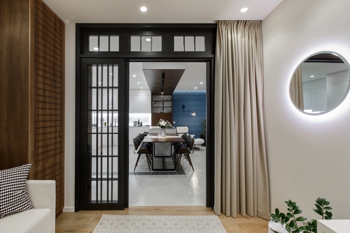 Cửa ra vào phòng khách bằng kính không cản đường đi của ánh sáng.