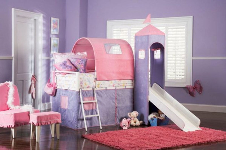 Chiếc giường ngủ có mái vòm, bên cạnh là cầu trượt sẽ khiến trẻ thích thú