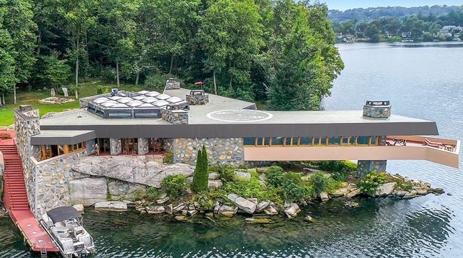 ...ngôi nhà còn lại là biệt thự 4 phòng ngủ hướng ra phía mặt hồ.