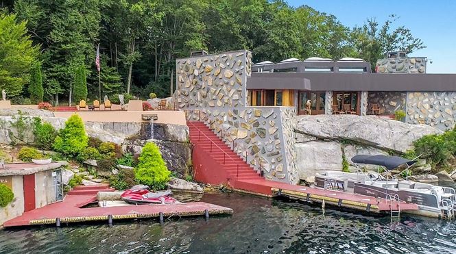 Ngôi nhà này được xây dựng xung quanh một tảng đá lớn của hòn đảo, cùng với đó là thiết kế cầu thang dẫn xuống một bến thuyền.