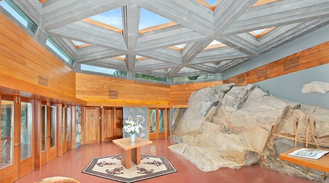 Các phòng bên trong được trang trí và thiết kế với tông màu đất ấm áp.