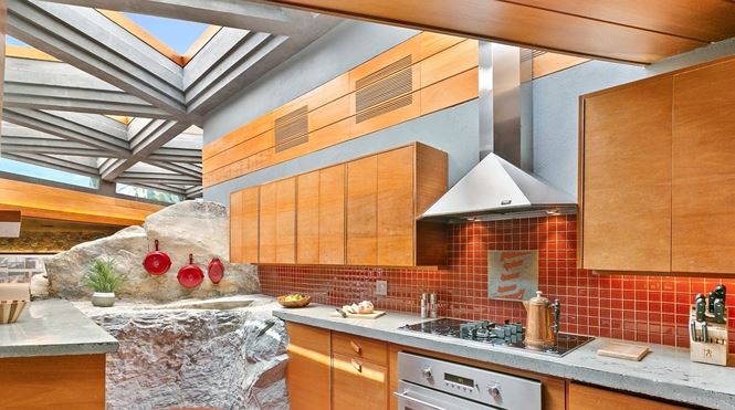 Đá tự nhiên vẫn xuất hiện quanh khu nhà, ngay cả trong khu bếp hiện đại này.