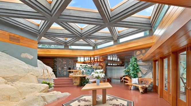 Cửa sổ trần và giếng trời giúp mang lại nhiều ánh sáng tự nhiên cho ngôi nhà.