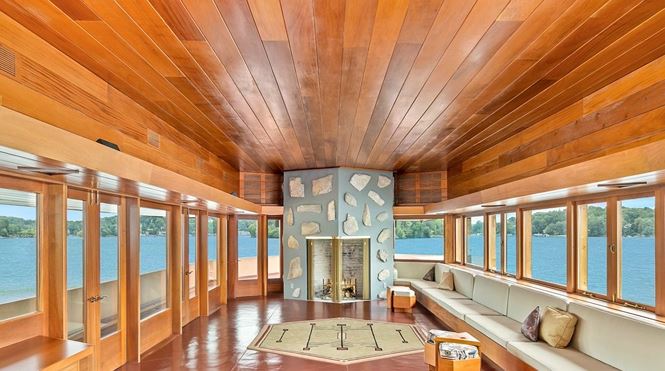 Một phần của ngôi nhà được xây dựng ngay phía trên mặt nước vì vậy xung quanh đều là cảnh hồ bao phủ.