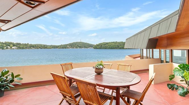 Phía bên ngoài là khu vực sinh hoạt, vui chơi dành cho ăn uống và tiệc ngoài trời.