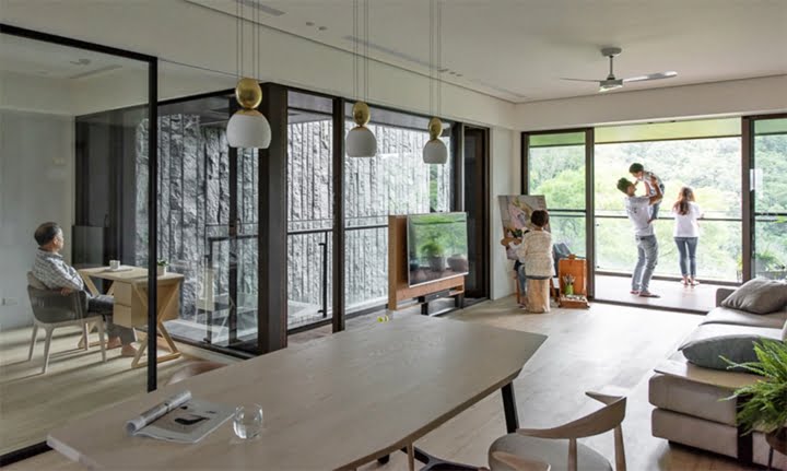 Chủ nhân chọn sàn bằng gỗ để chống trượt, cầu thang cao có tay vịn giúp người lớn tuổi trong nhà có thể di chuyển dễ dàng.